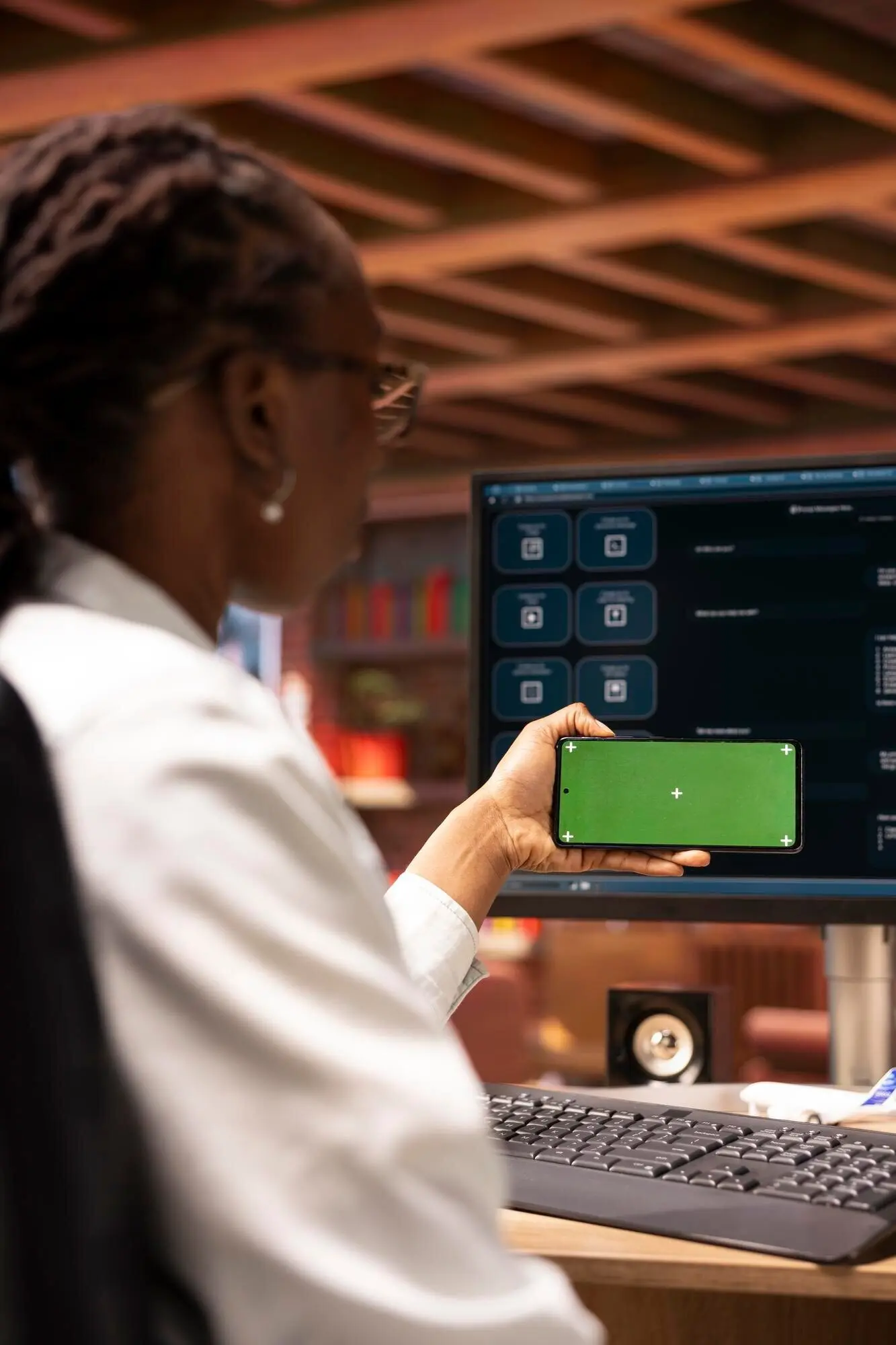 Frau, die ein Smartphone-Mockup verwendet und einen KI-LLM-Chatbot auf dem Computerbildschirm nutzt