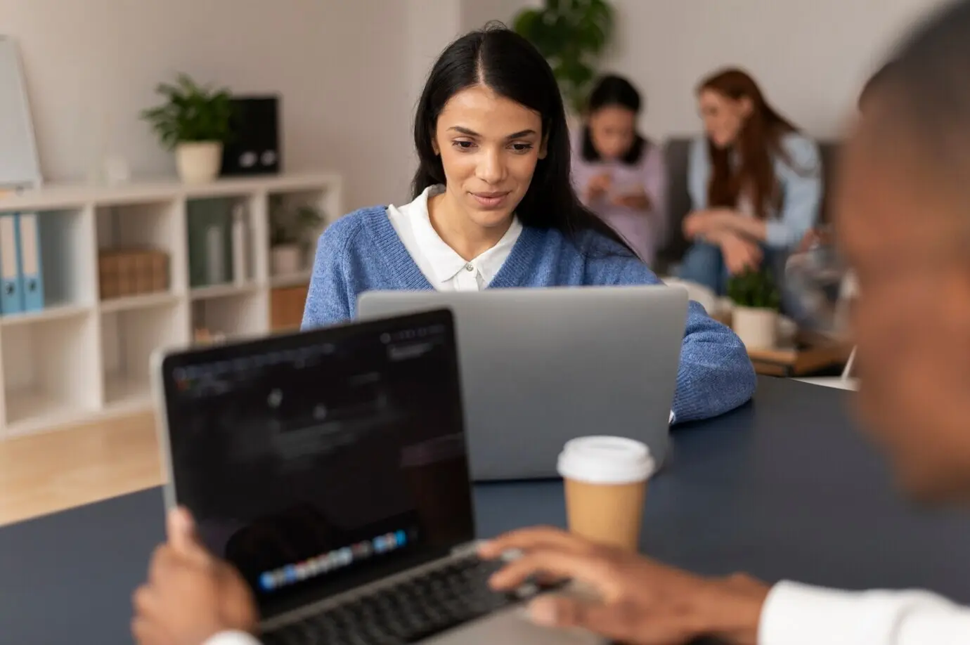 Menschen, die im Arbeitsumfeld soziale Integration praktizieren